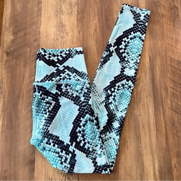 ✨ NIYAMA SOL UNRELEASED TURQUOISE-BLACK PYTHON BAREFOOT HI WAIST LEGGINGS EUC XS - Picture 4 of 9